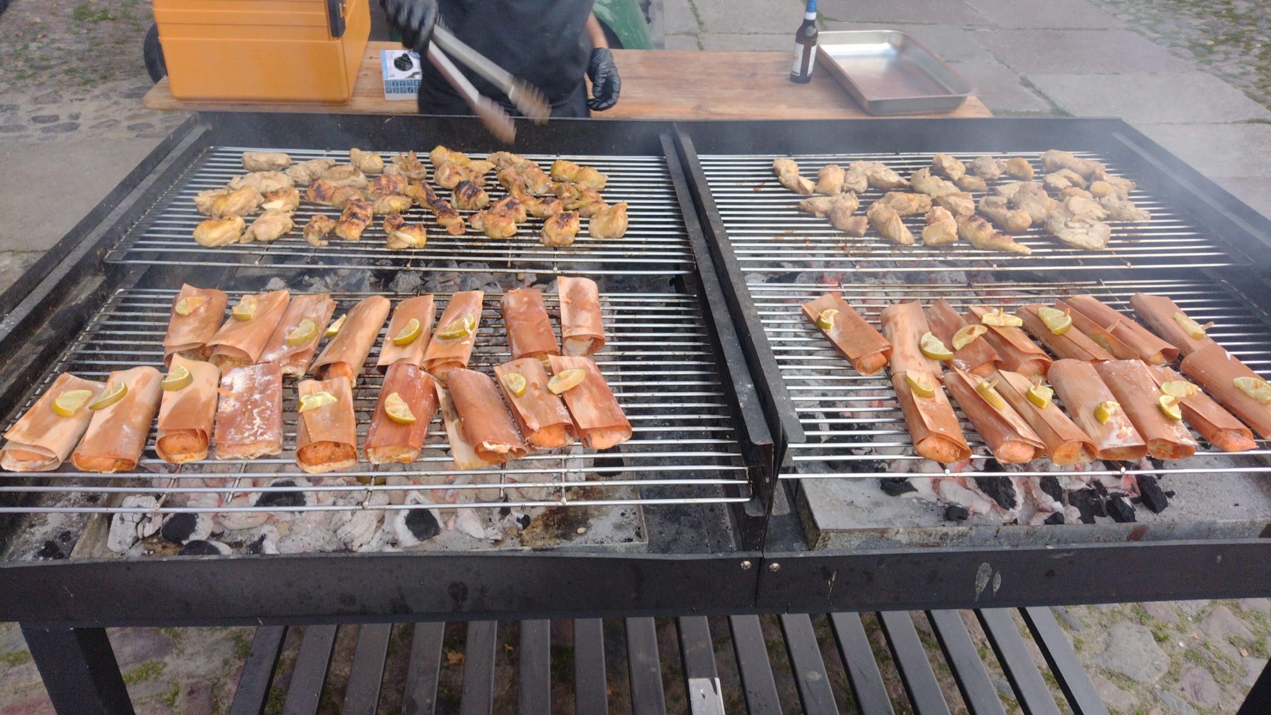 Großer Holzkohlegrill mit Lachs und Hähnchen