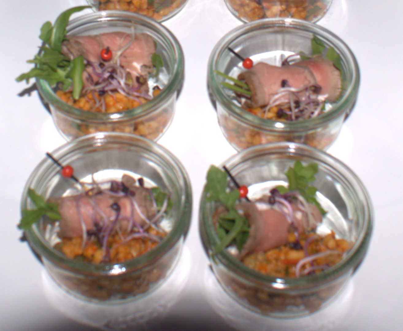 Roastbeef-Röllchen auf Graupensalat im Weckglas