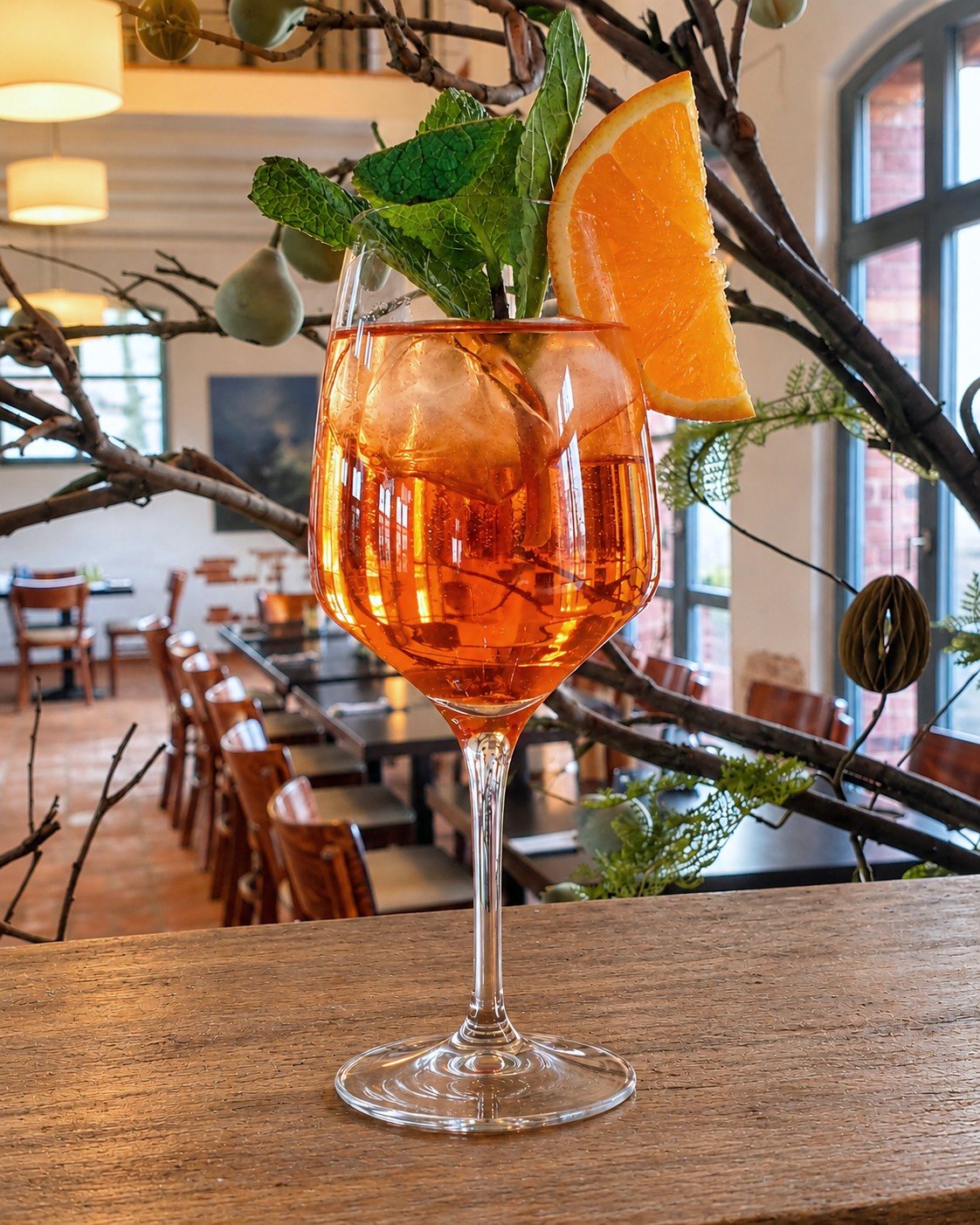Aperol Spritz mit Minze und Orangenscheibe