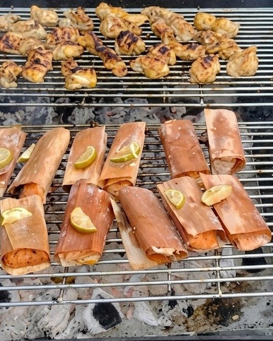 Lachs in Holzpapier mit Limette und Hähnchen auf dem Holzkohlegrill