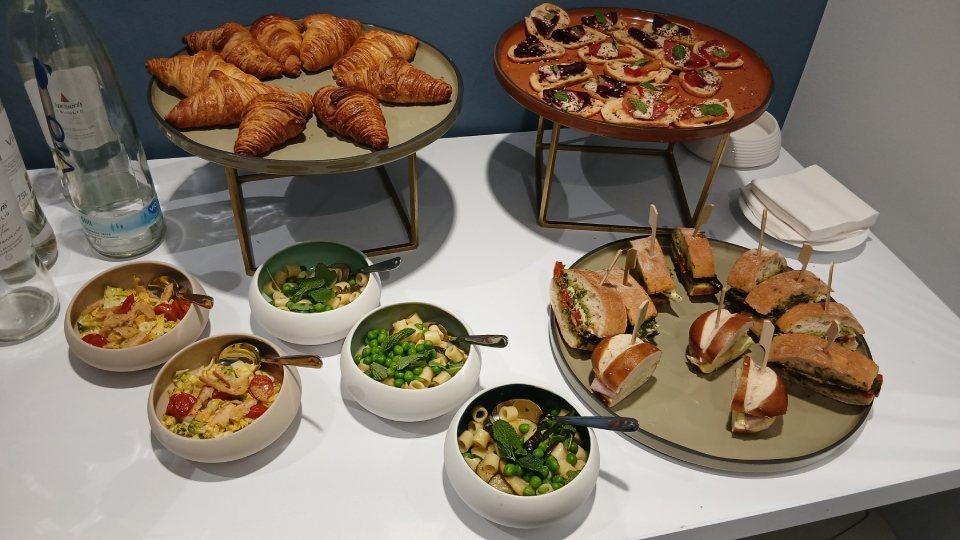 Business-Lunch mit Croissants, Pastasalaten, Bruschetta und Baguettes